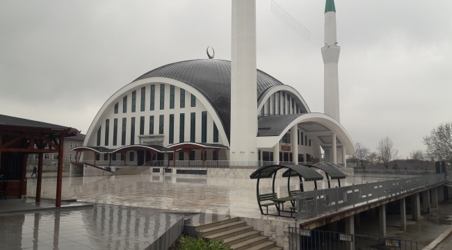 Hendek'de  Camiler Boş Kaldı