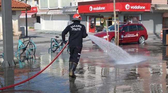 Meydan ve caddeler yıkanıyor