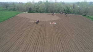 BABAOĞLU KENDİ TARLASINDA İHTİYAÇ SAHİPLERİ İÇİN ALIN TERİ DÖKEN VATANDAŞLARA TEŞEKKÜRETTİ