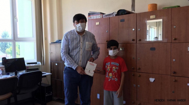 İlçe Milli Eğitim Müdürü Sabri Doğan Kitap Hediye Etti