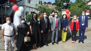 GÖKYÜZÜNÜN ALTINDA SEVGİYE MESAFE YOKTUR