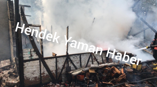 Hendek Aksu'da Ahşap Bina Alevlere Teslim Oldu