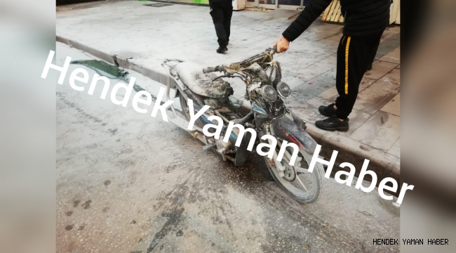 Hendek'te Park Halindeki Motosiklet Yandı