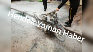 Hendek'te Park Halindeki Motosiklet Yandı