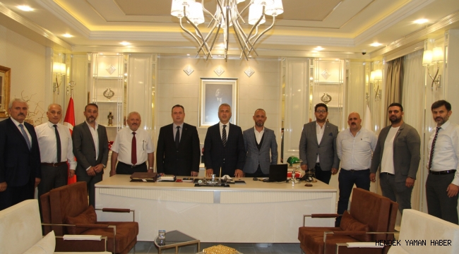 Turgut Babaoğlu, MHP Hendek İlçe Başkanı Burhan Namlı’yı ve yönetimini makamında ağırladı