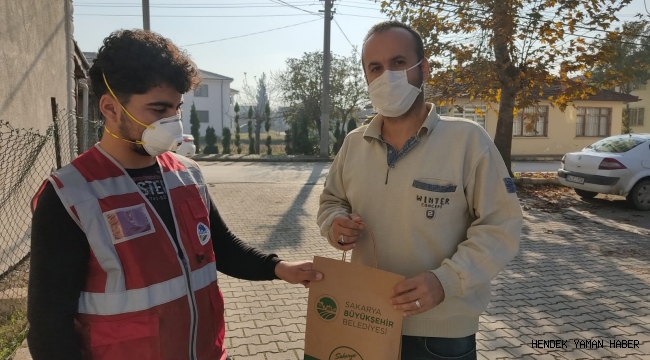 Sakarya Büyükşehir'in 'Her Eve Maske' dağıtımı sürüyor