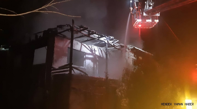 2 Katlı Ahşap Bina Tamamen Yandı