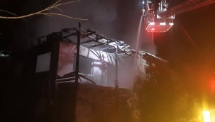 2 Katlı Ahşap Bina Tamamen Yandı