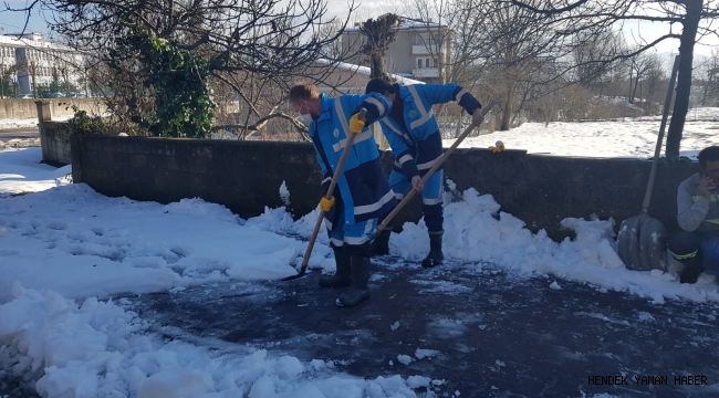 Hendek'te Belediye Ekipleri Tören Alanını Hazır Hale Getirdiler