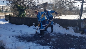 Hendek'te Belediye Ekipleri Tören Alanını Hazır Hale Getirdiler