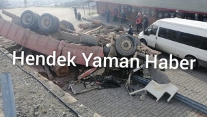Hendek'te Korkutan Kaza Tomruk Yüklü Kamyon Devrildi Faciadan Dönüldü