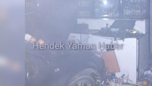 Hendek'te Otomobil Büfeye daldı 2 Yaralı