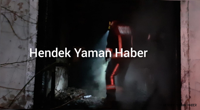 Hendek Çakallık Mahallesin'de İki katlı Metruk ev yangını