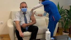 Hendek Kaymakamı Halil İbrahim Acır Koronavirüs Aşısı Oldu