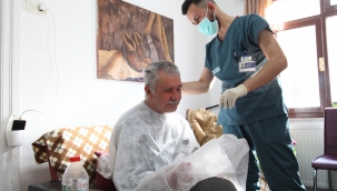 Sakarya Büyükşehir’den yaşlılara evde berber hizmeti