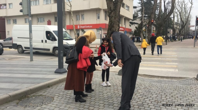 AK Parti Hendek İlçe Teşkilatı vatandaşlara Kandil Simidi dağıttı