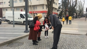 AK Parti Hendek İlçe Teşkilatı vatandaşlara Kandil Simidi dağıttı