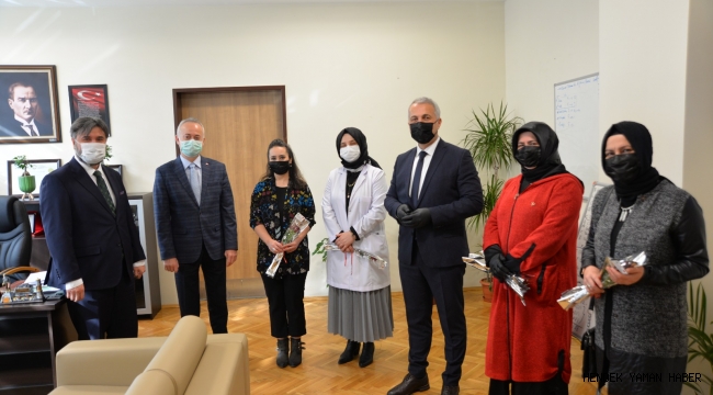 Başkan Babaoğlu 8 Mart Dünya Kadınlar Gününde Çiçek Dağıttı