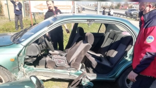 Hendek’te Araç Sıkıştırdı Refüje Girdi