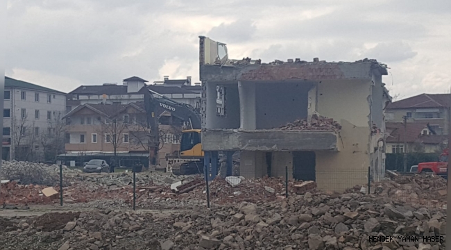 Hendek'te Atatürk Spor Salonun'dan Geriye Tabelası Kaldı