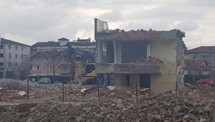 Hendek'te Atatürk Spor Salonun'dan Geriye Tabelası Kaldı