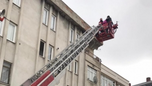 Hendek'te Hareketli Dakikalar Genç Kadın Çatıya Çıktı