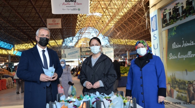 Hendek'te Pazar Yerine Gelenler  Çiçeklerle Karşılandılar