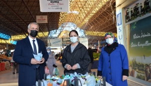 Hendek'te Pazar Yerine Gelenler Çiçeklerle Karşılandılar