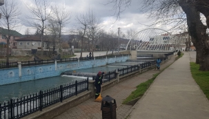 Hendek'te Temizlik Ekipleri Arı Gibi