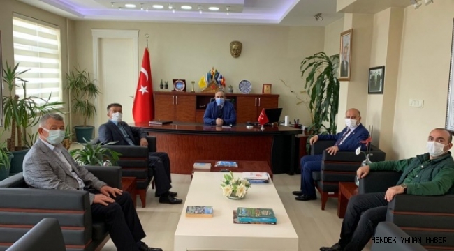 Hendek Muhtarlar Dernek Başkanı Yağlı ve Ekibi Kaymakam Acır'ı ziyaret etti