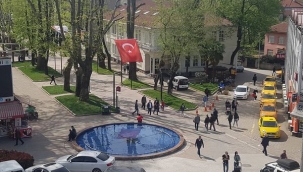 Hendek’te Kapanmaya Saatler Kala Sosyal Mesafe Unutuldu