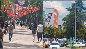 Hendek Sokaklarında  İnsan Seli