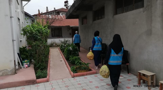 Hendek’te Diyanet Görevlileri İhtiyaç Sahibi Ailelere Erzak Kolisi Dağıttı