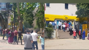 Hendek’te PTT Önünde Metrelerce Kuyruk Oluştu