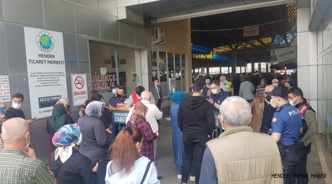Hendek’te Salı Pazarında Yoğunluk 