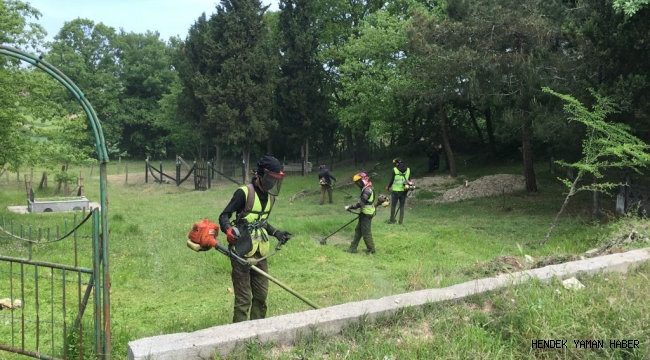 Mezarlıklar Bayrama Hazırlanıyor