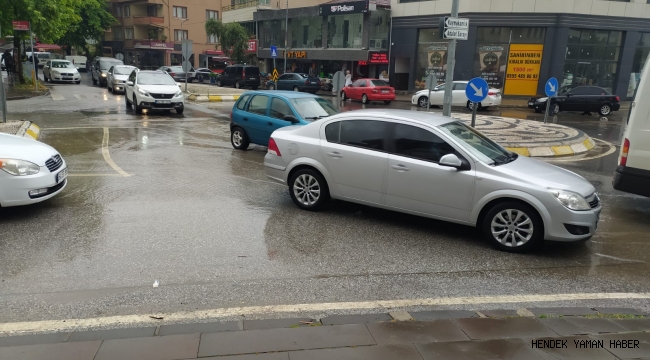 Hendek'te Yağan Yağmur Çevreyolu Kavşağını Felç Etti