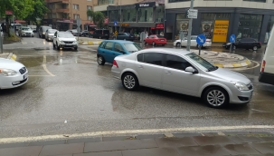 Hendek'te Yağan Yağmur Çevreyolu Kavşağını Felç Etti