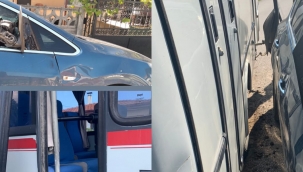 Hendek Yeşilköy'de Mahalle Dolmuşu Park Halindeki Otomobile Çarptı