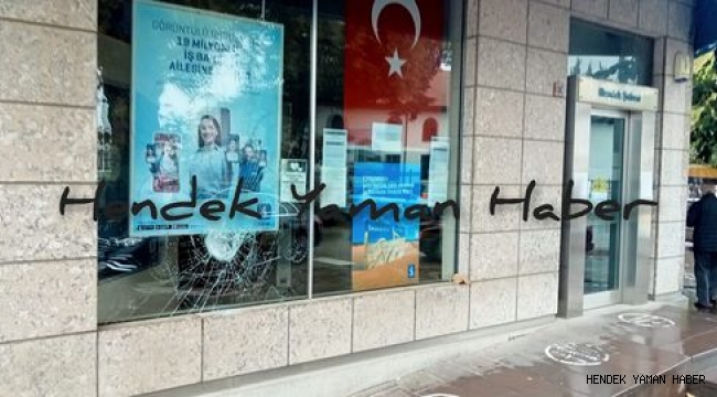 Hendek'te Banka Şubesinin Camlarını Kırdılar