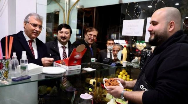 Başkan Ekrem Yüce Hendek Meydanda Esnafla Bir Araya Geldi 