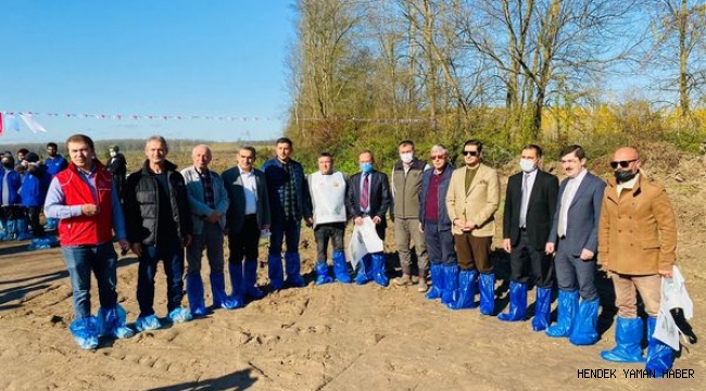 Hendek’te Galoşla yapılan fidan dikimi şaşkınlık yarattı.