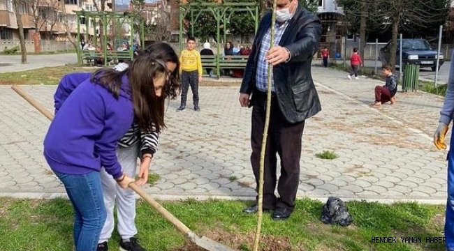Hendek Belediye Başkanı Turgut Babaoğlu hediyeleriyle ailelerin yüzünü güldürmeye devam ediyor