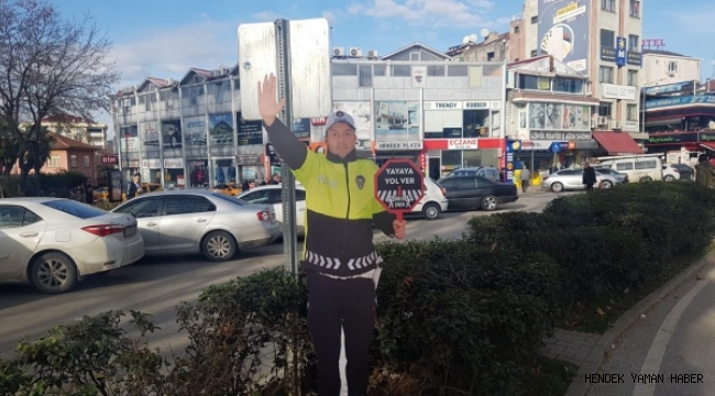 Hendek İlçe Merkezinde yaya geçitlerine 'maket polis' uygulaması