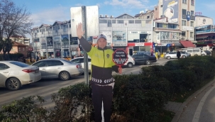 Hendek İlçe Merkezinde yaya geçitlerine 'maket polis' uygulaması