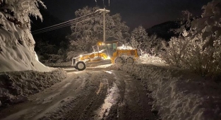 HENDEK BELEDİYE EKİPLERİ KAR MESAİSİ ÇALIŞMALARINA ARA VERMEDEN SABAHA KADAR SÜRDÜRDÜ