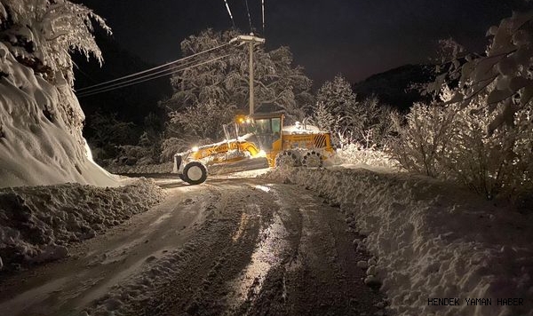 HENDEK BELEDİYE EKİPLERİ KAR MESAİSİ ÇALIŞMALARINA ARA VERMEDEN SABAHA KADAR SÜRDÜRDÜ