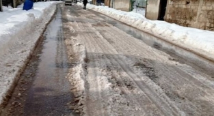 Hendek'te  Eriyen Kar Suları Nedeniyle  Yollar Adeta Göle Döndü