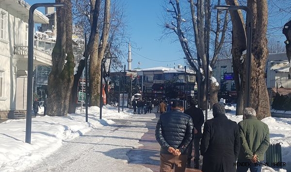 Hendek’te Güneş Açtı Caddeler İnsan Seli ile  Taştı 