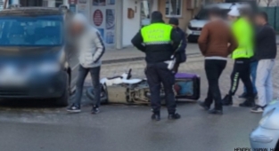 Hendek'te Motosikletli  Kuryeye hafif ticari araç çarpıtı